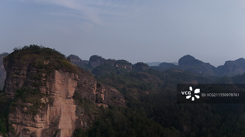 航拍龙虎山泸溪河两岸丹霞地貌风光图片素材