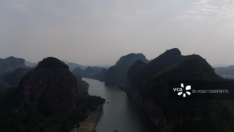 航拍龙虎山泸溪河两岸丹霞地貌风光图片素材