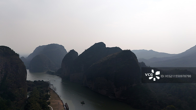 航拍龙虎山泸溪河两岸丹霞地貌风光图片素材