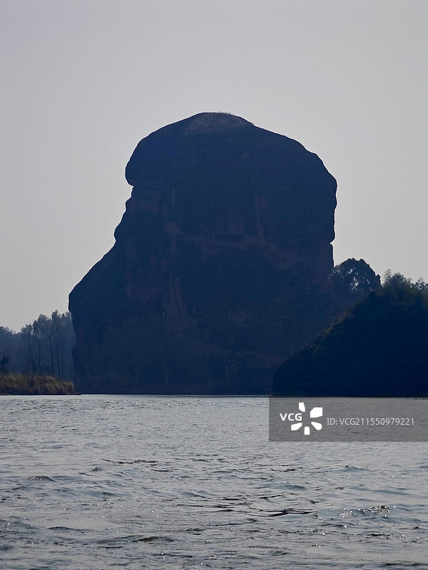 龙虎山泸溪河竹筏漂流感受两岸丹霞地貌风光图片素材