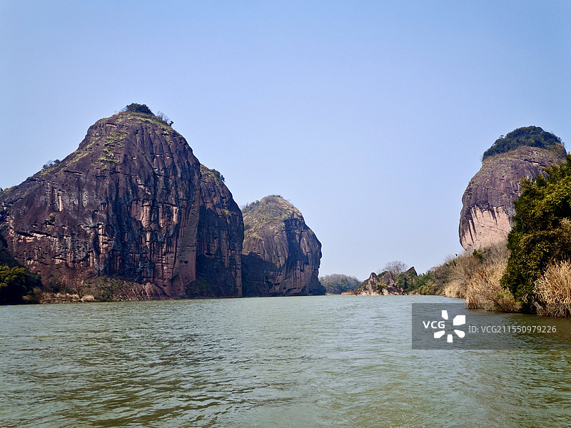 龙虎山泸溪河竹筏漂流感受两岸丹霞地貌风光图片素材
