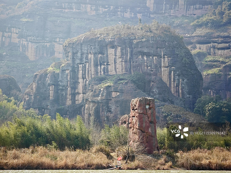 龙虎山泸溪河竹筏漂流感受两岸丹霞地貌风光图片素材