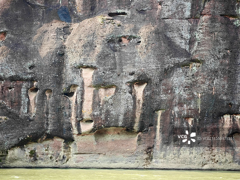 龙虎山泸溪河竹筏漂流感受两岸丹霞地貌风光图片素材