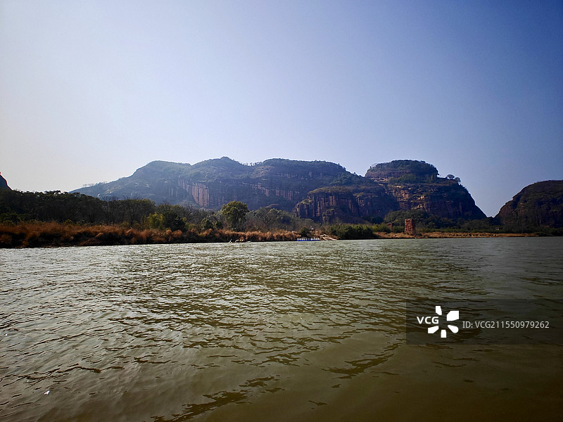 龙虎山泸溪河竹筏漂流感受两岸丹霞地貌风光图片素材