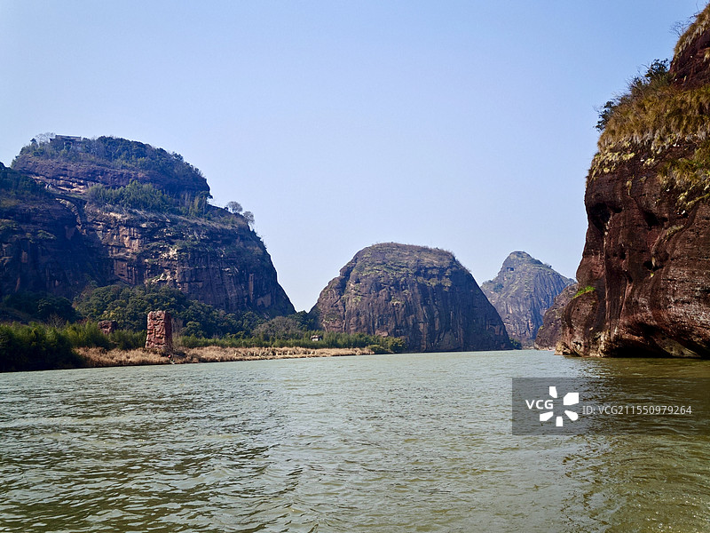 龙虎山泸溪河竹筏漂流感受两岸丹霞地貌风光图片素材