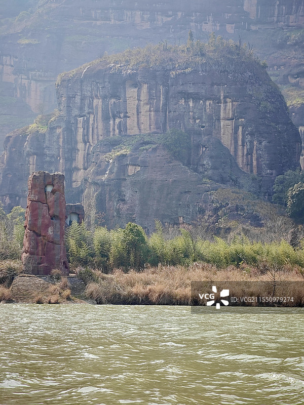 龙虎山泸溪河竹筏漂流感受两岸丹霞地貌风光图片素材