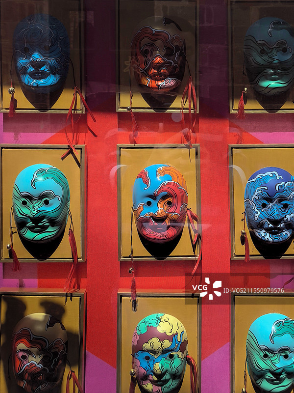 一面墙上挂满了各色脸谱，展示了中华传统文化的精粹之一，色彩的变幻预示着人物性格和角色的定位图片素材