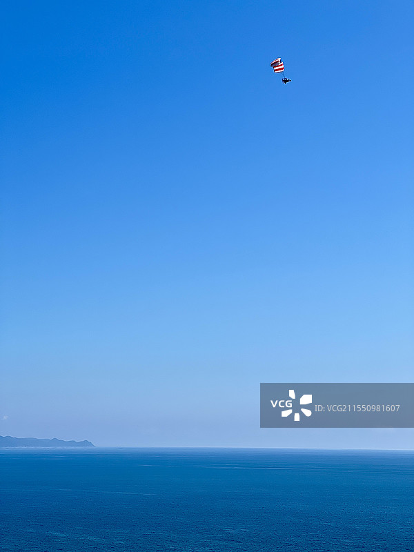 海上滑翔伞，挣脱引力，触摸天空与海洋的浪漫图片素材
