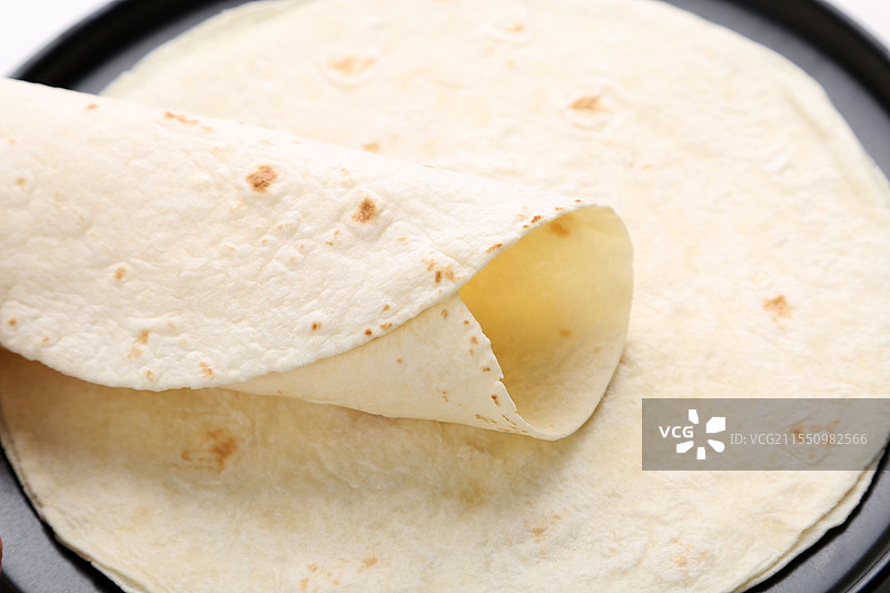 黑色盘中的卷饼图片素材