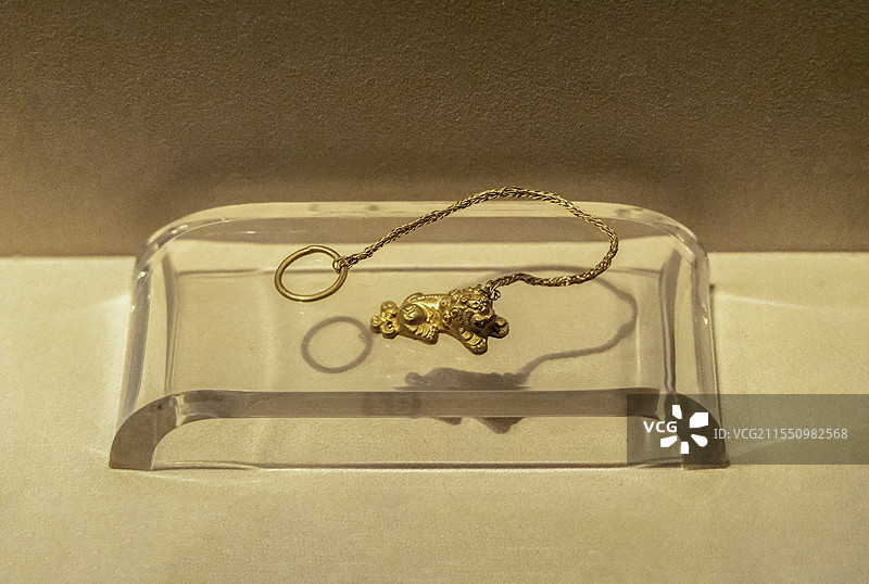 江西省博物馆“古代历史文化展”：伏狮带链金饰（南宋，1977年江西省安义县石鼻公社杨恢妻李氏墓出土）图片素材