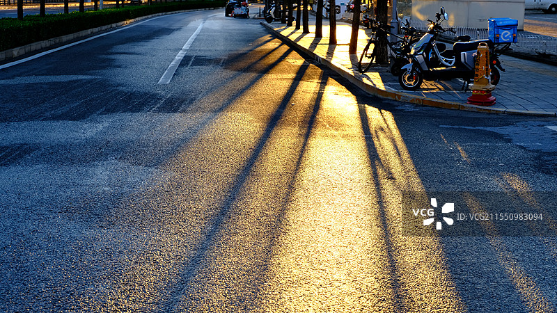 城市道路上汽车的高角度观察图片素材