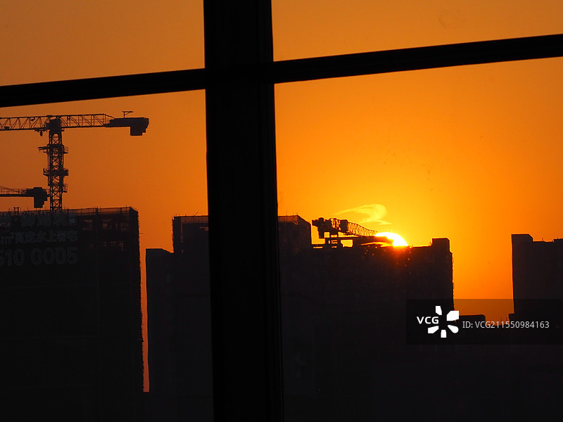 2024年12月31日四川成都天府艺术馆外夕阳西下的天空衬托出建筑物的轮廓图片素材