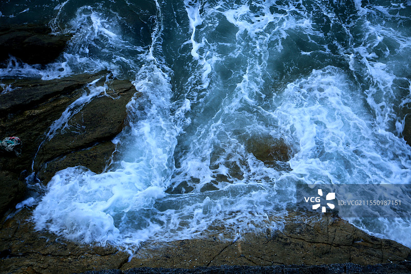 海浪拍打礁石奏响活力晨曲图片素材