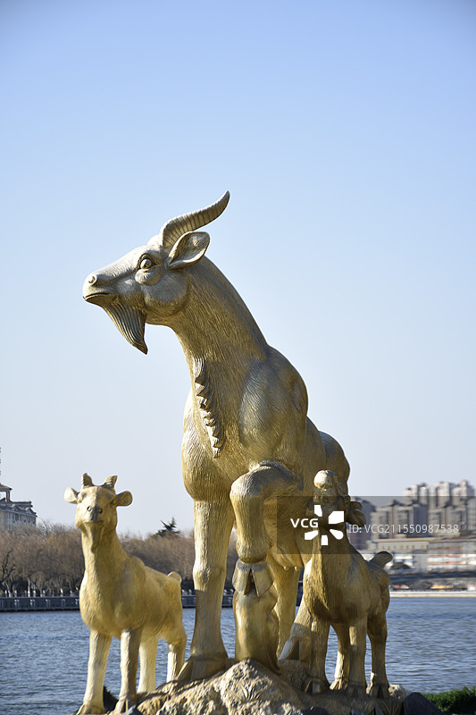 外滩三羊开泰雕塑图片素材