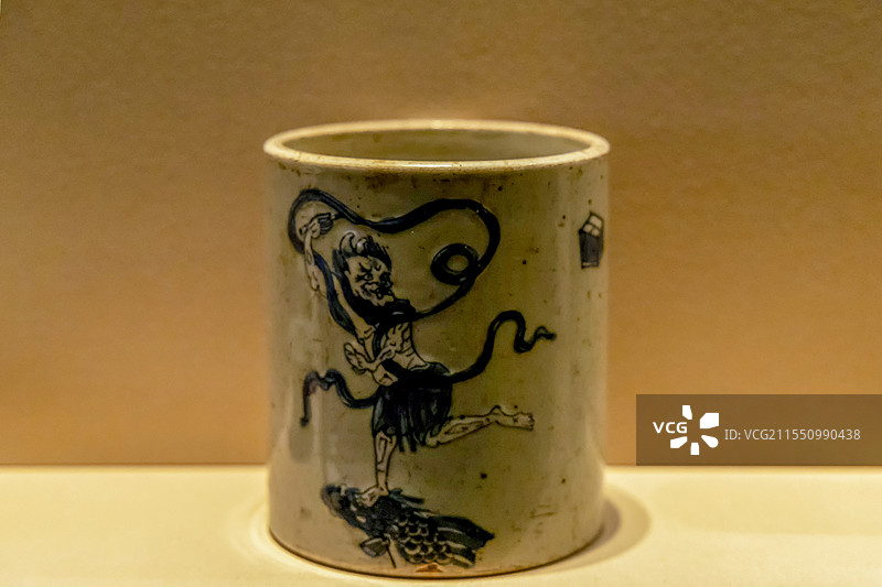 江西省博物馆“古代历史文化展”：“魁星点斗”纹青花瓷笔筒（清，1972年江西省都昌县收购）图片素材
