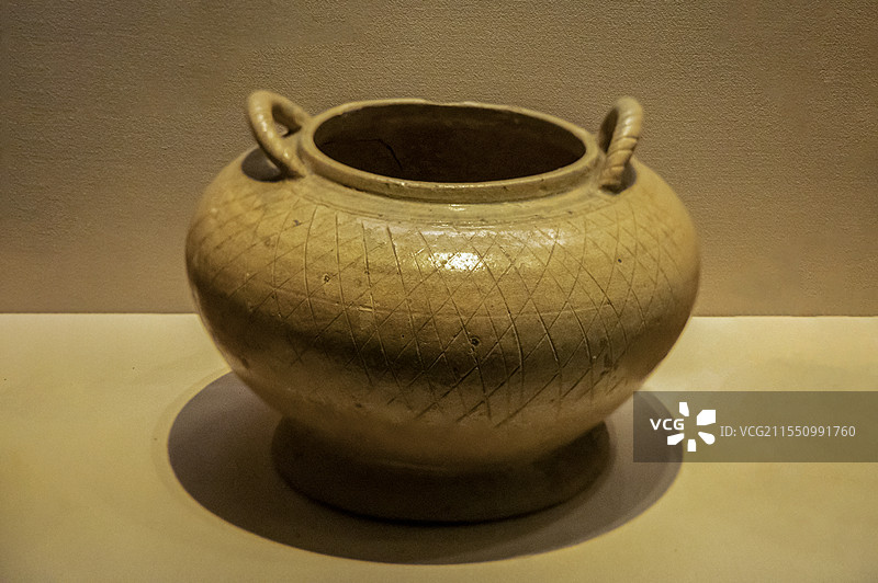 江西省博物馆“古代历史文化展”：菱纹双耳青瓷罐（西晋，1972年江西省瑞昌市码头西晋墓出土）图片素材