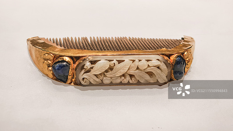 南京博物院藏明代金镶玉嵌宝木梳篦图片素材