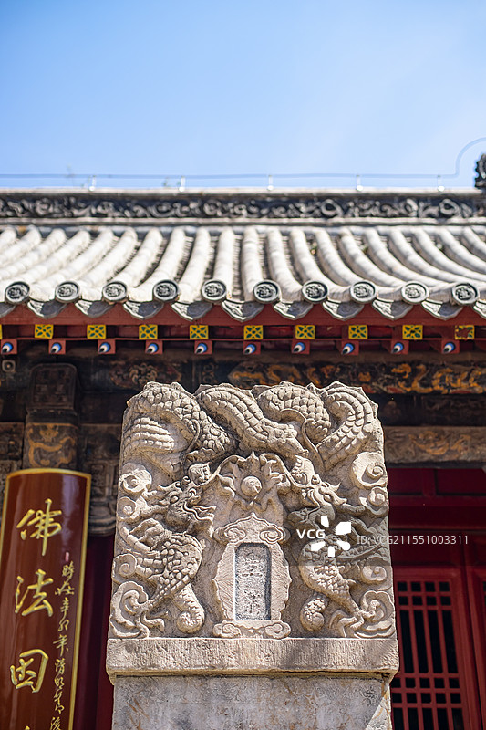 中国非都市风光拍摄主题，山东泰安泰山斗母宫里的古代建筑，中式庭院里的石碑，户外白昼无人图像摄影图片素材