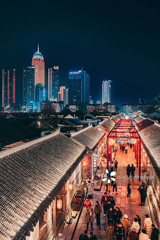 山东省烟台市芝罘区 大年初三的所城里景区喧闹的夜市图片素材