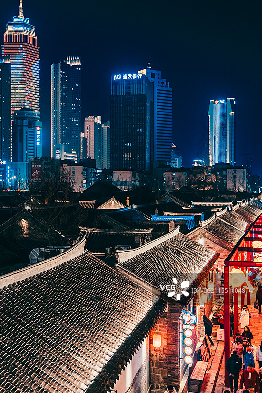 山东省烟台市芝罘区 大年初三的所城里景区喧闹的夜市图片素材