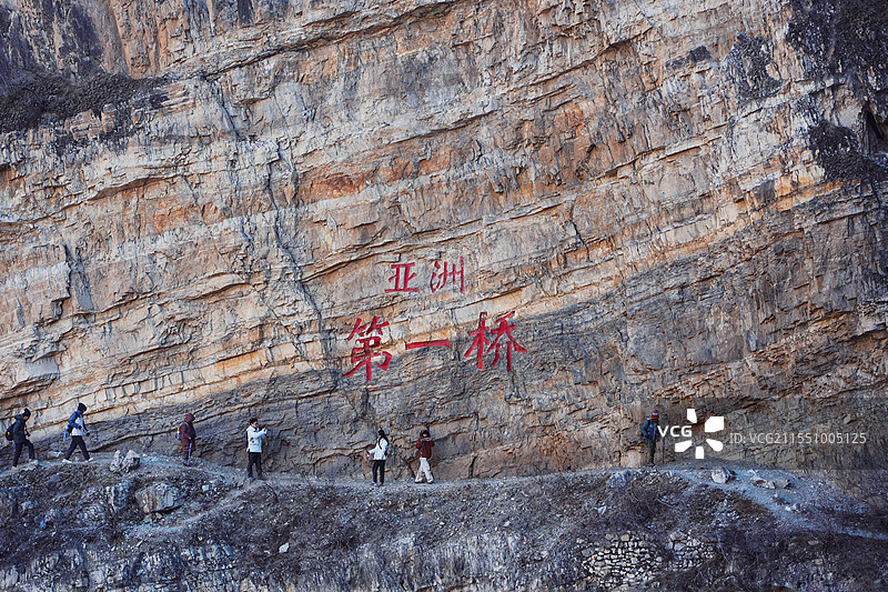 北京市门头沟区雁翅镇珠窝村珍珠湖景区亚洲第一桥永定河7号桥和徒步者图片素材