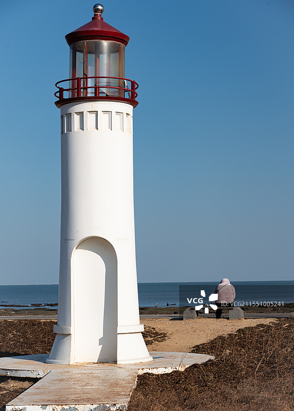 日照海滨山海天旅游度假区灯塔与孤独的背影图片素材
