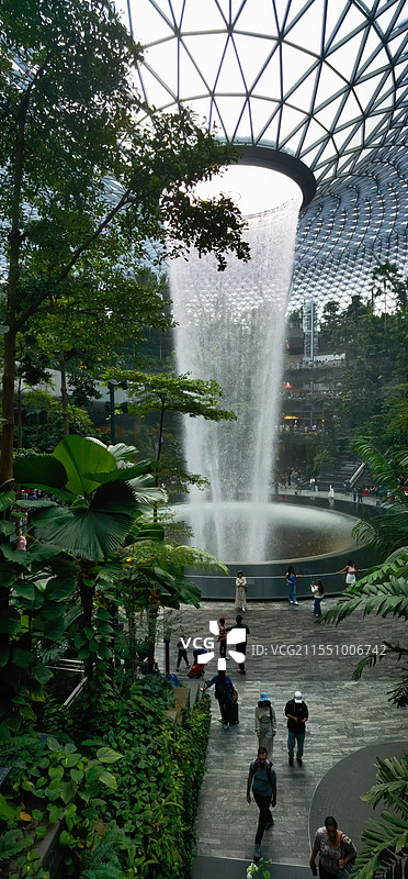 新加坡星耀樟宜机场雨漩涡瀑布图片素材