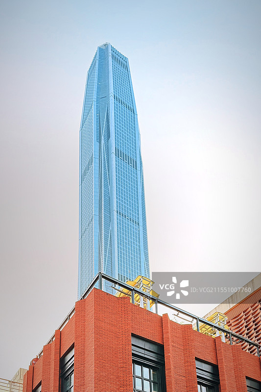 《云端之巅：平安金融中心的现代奇迹》图片素材