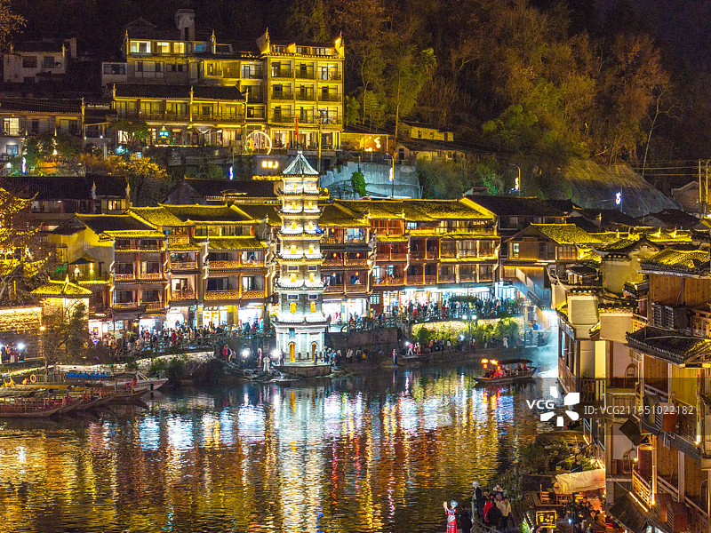 航拍夜晚湖南湘西凤凰古城沱江夜色和万名塔亮灯夜景风景图片素材