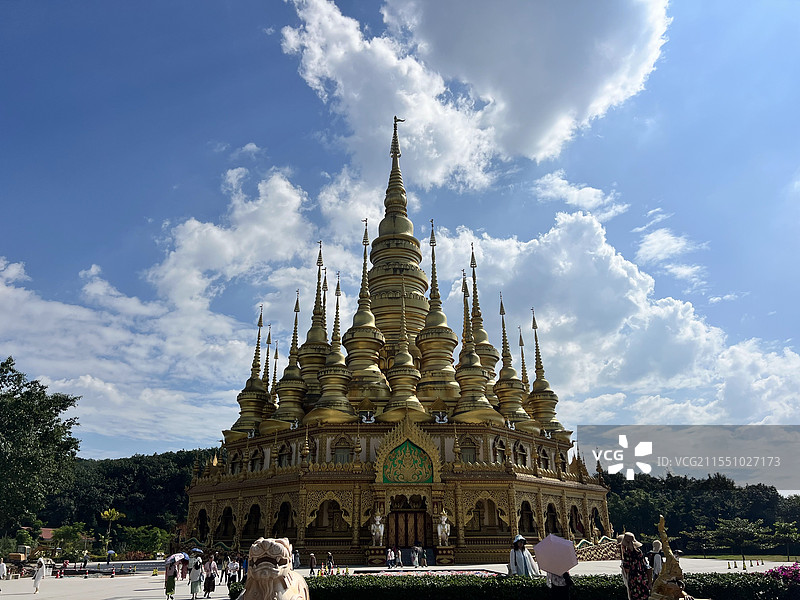 2024年11月5日云南西双版纳勐泐大佛寺的山顶蓝天下的宏伟的金碧辉煌的大金塔全景图片素材