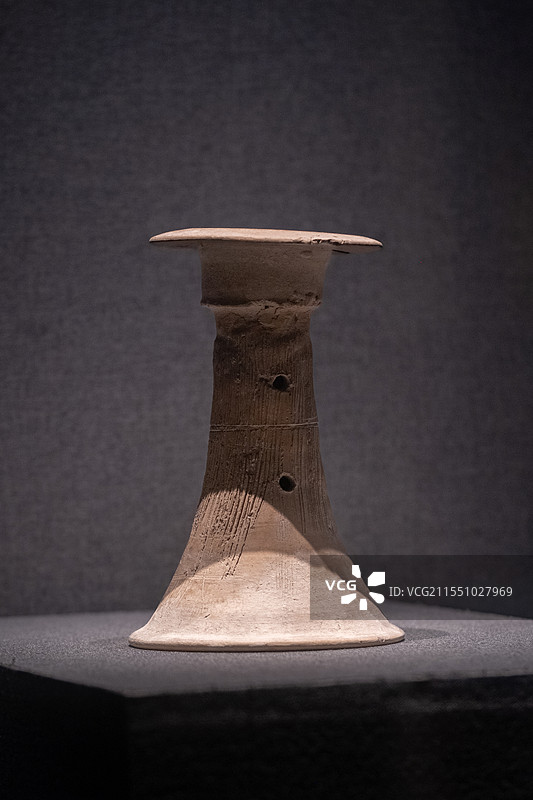 安徽亳州博物馆蒙城尉迟寺遗址出土文物圈足镂空豆图片素材