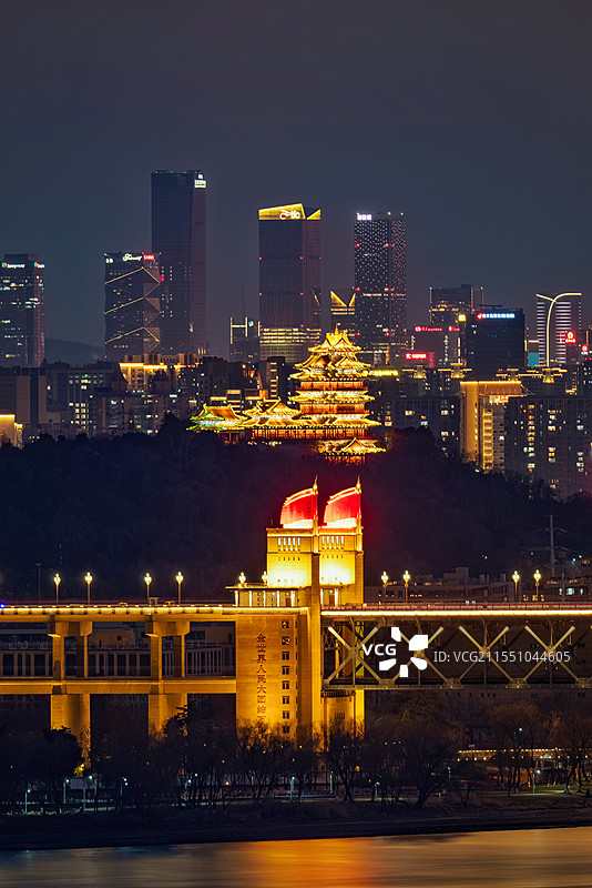 南京长江大桥与阅江楼古今同框图片素材