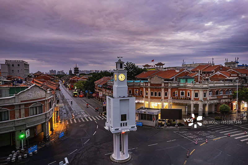 俯瞰清晨福建泉州钟楼及街道风景图片素材