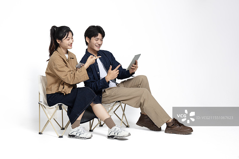 坐在户外折叠椅上的年轻情侣图片素材