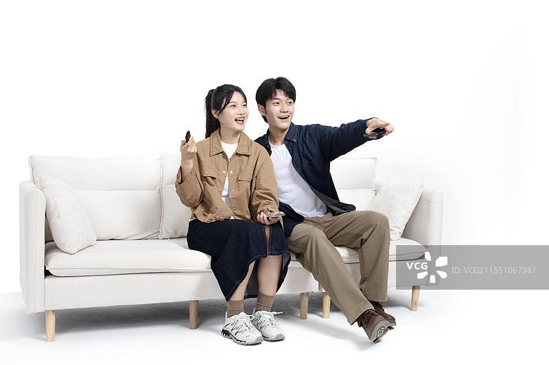 坐在沙发上看比赛的年轻情侣图片素材