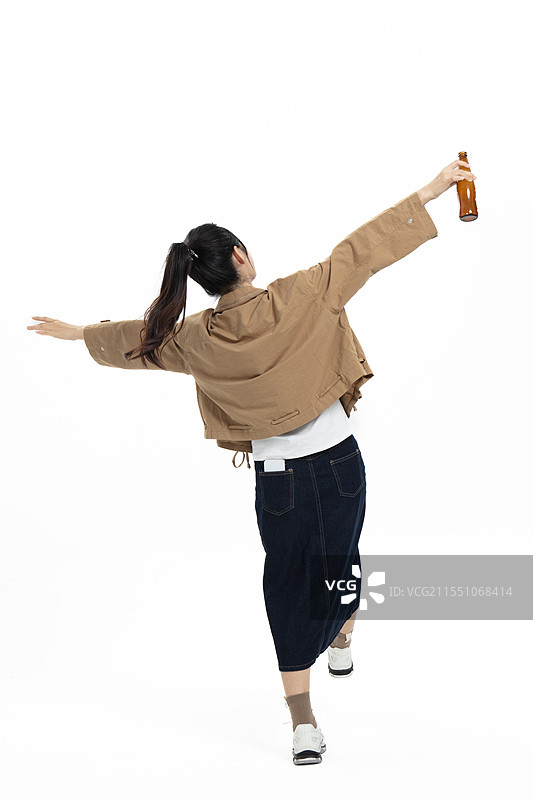 手拿酒瓶的的年轻女孩图片素材