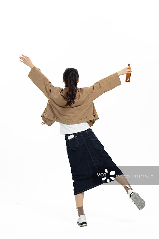 手拿酒瓶的的年轻女孩图片素材