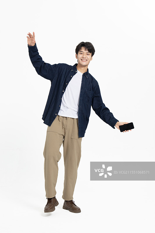 展示着手机的年轻男人图片素材