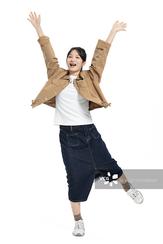 看着镜头微笑的年轻中国女孩图片素材