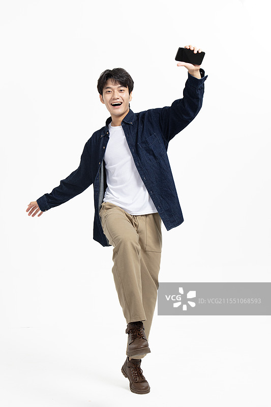 展示着手机的年轻男人图片素材