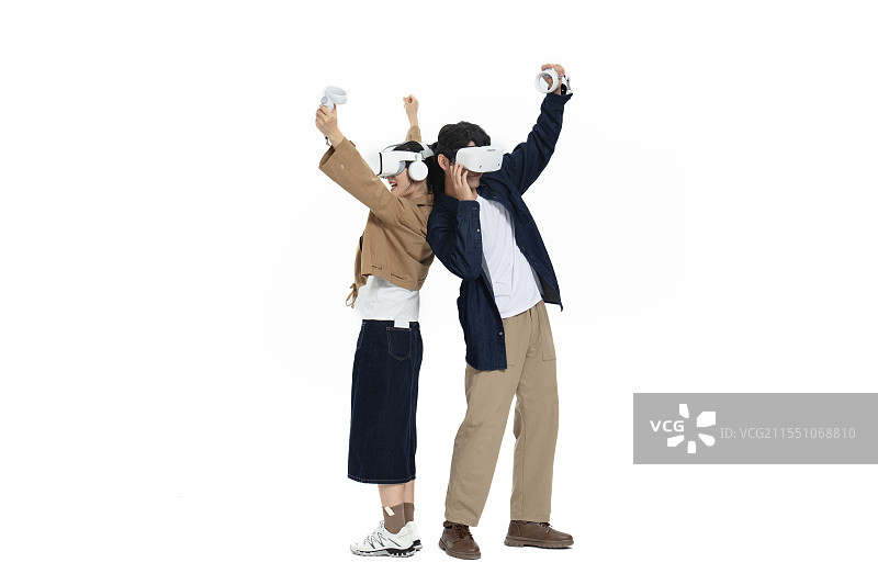 在这玩VR游戏的年轻情侣图片素材