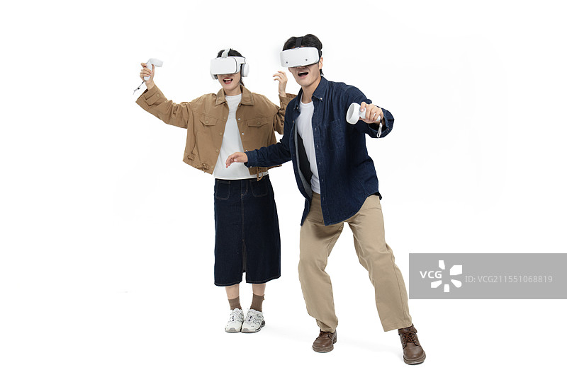 在这玩VR游戏的年轻情侣图片素材