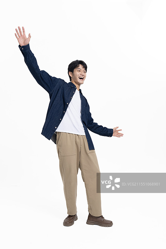 张开双臂的年轻男人图片素材