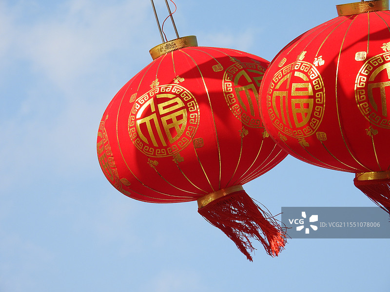 半空中红色灯笼随风摆动图片素材