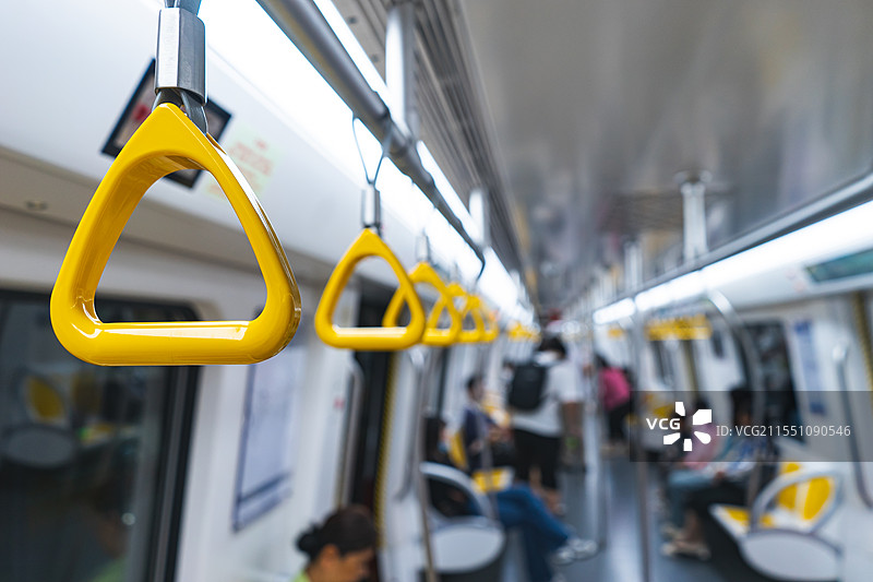 中国公共交通拍摄主题，地铁车厢内部的塑胶材料把手选择对焦前景聚焦特写，室内无人图像摄影图片素材