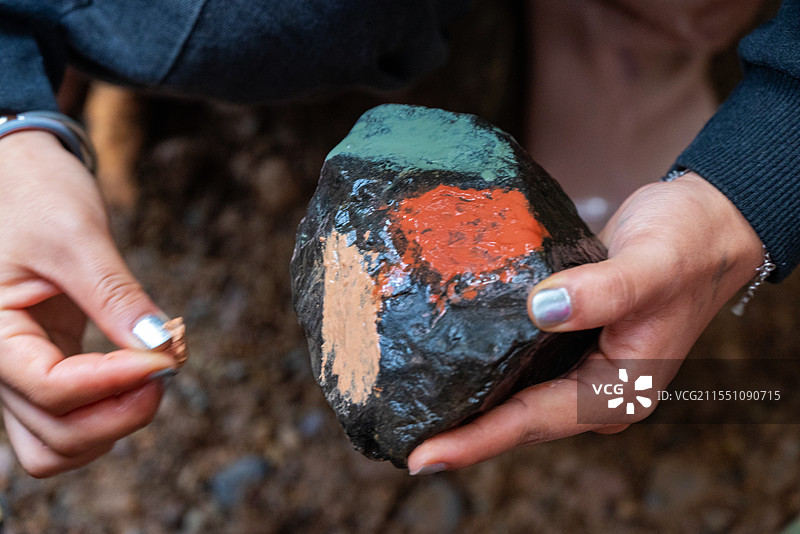 云南西双版纳基诺山河里石头磨出的天然矿物颜料图片素材