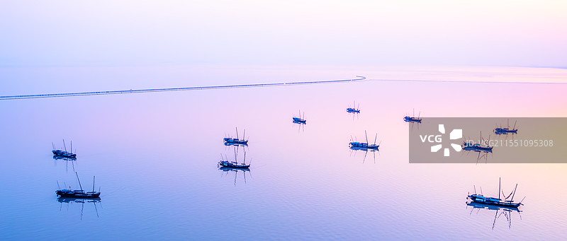 水天一色，船卧于湖图片素材
