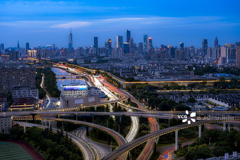 车水马龙的蓝调中国城图片素材