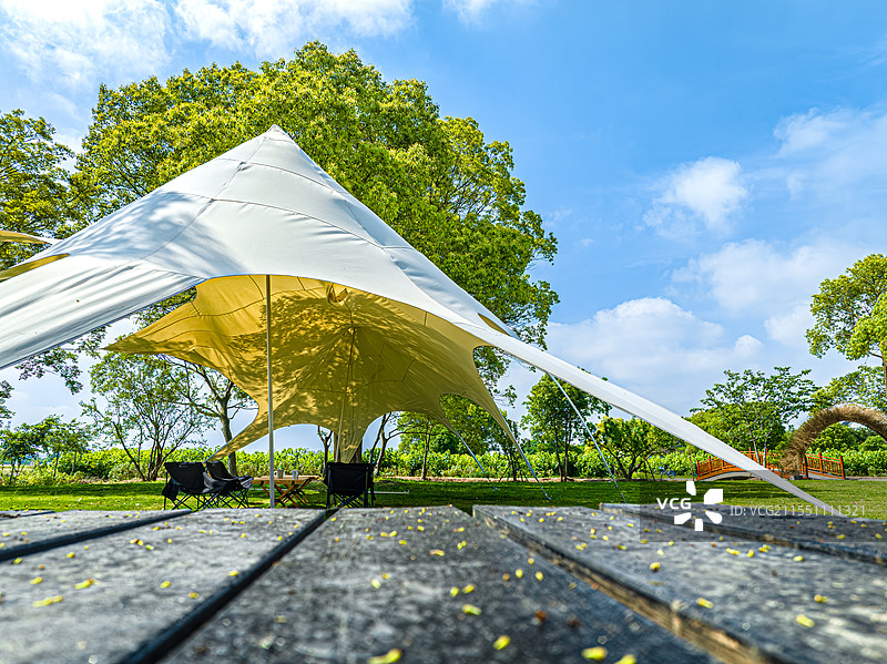 露营帐篷和草坪 树荫下乘凉 江苏震泽农村宅基地转型田园度假别墅 众安桥村乡村振兴旅游业 震泽湿地公园图片素材