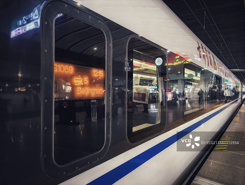 北京南站站台上的高铁图片素材